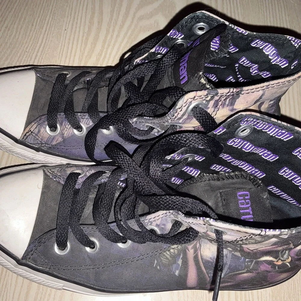 RARE🔥 Converse x CatWoman Vintage Comic Print Sz 5 Men's -‎ 7Women's Shoes
